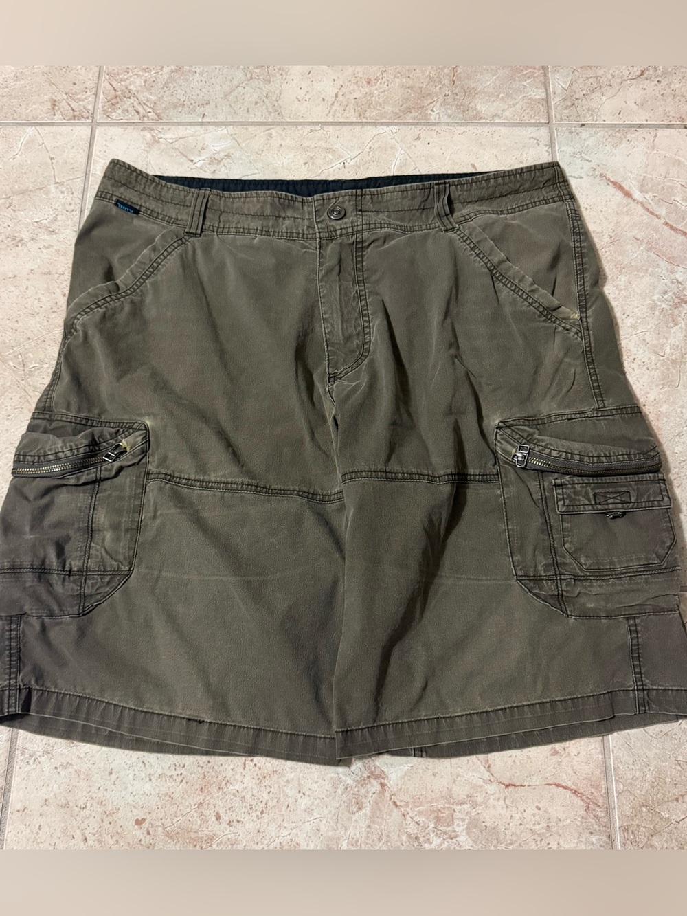 Baggy Y2K KÜHL khaki cargo shorts in size 38.
